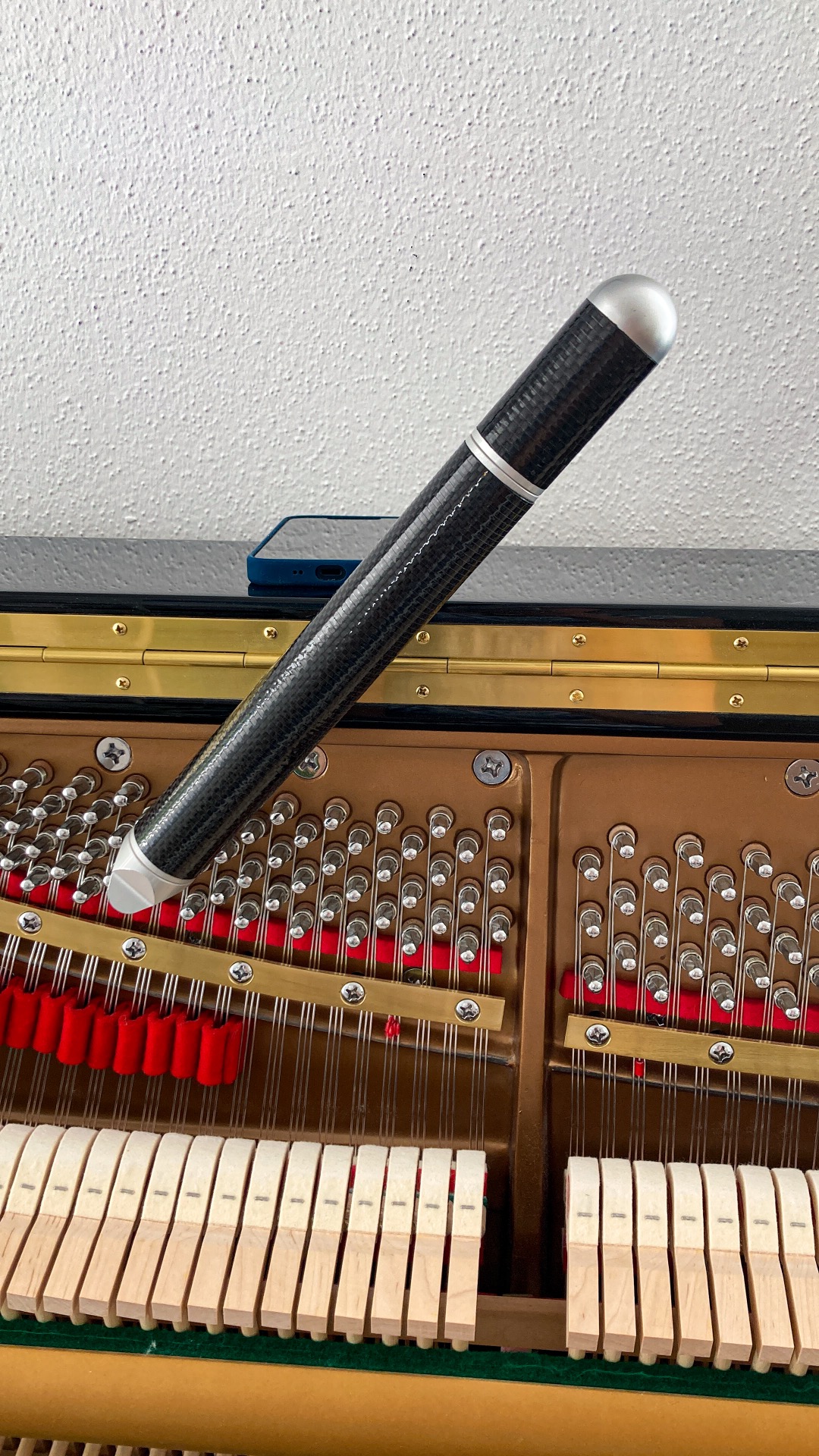 Stimmhammer auf einem Klavier – professionelle Klavierstimmung durch Clara Biese